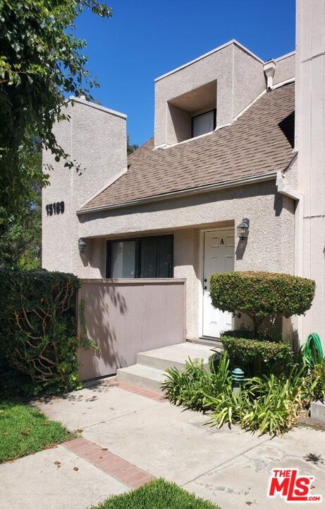 15169 Magnolia Boulevard A, Sherman Oaks, CA 91403