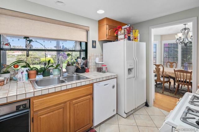 1705 Hawk View Dr, Encinitas CA: https://media.crmls.org/mediaz/ccaeec0c-977b-4678-b4e0-d9e365ff7d6f.jpg