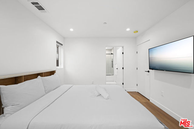 841 N Mccadden Pl, Los Angeles CA: https://media.crmls.org/mediaz/ccb03cf7-9fc4-44d1-b0aa-afaea34fda06.jpg