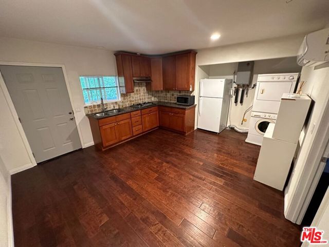 4848 Oakwood Avenue, Los Angeles CA: https://media.crmls.org/mediaz/ccb075bc-a722-4afa-99fb-fc10519df62a.jpg