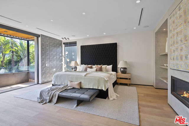 428 N La Jolla Avenue, Los Angeles CA: https://media.crmls.org/mediaz/ccb0d368-f25d-4ad9-ab32-20126e2e4383.jpg