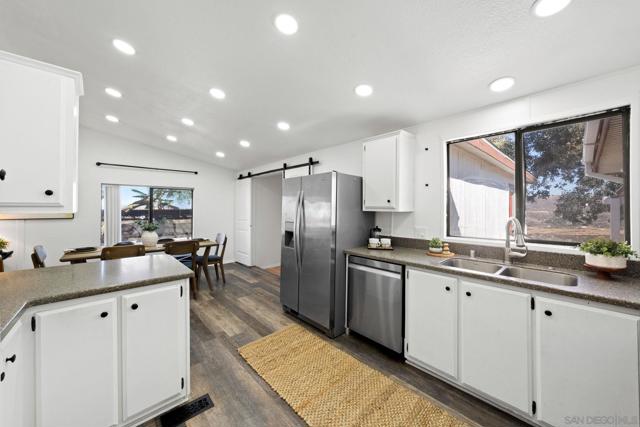 40110 Angora Ln, Temecula CA: https://media.crmls.org/mediaz/ccb17c3d-4a4b-485e-aa28-336b3a8e4b54.jpg