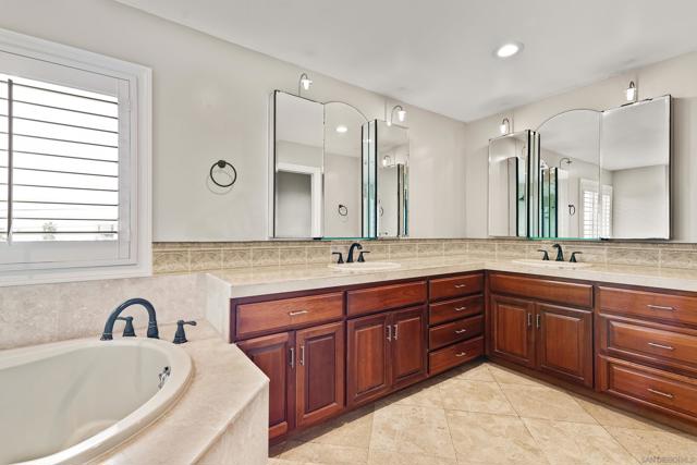 5640 Waverly Ave, La Jolla CA: https://media.crmls.org/mediaz/ccb1e4e2-cdff-4ca4-9e42-ccffd5187302.jpg