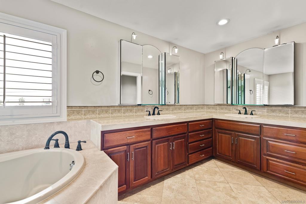 MLS #250027935SD img 8