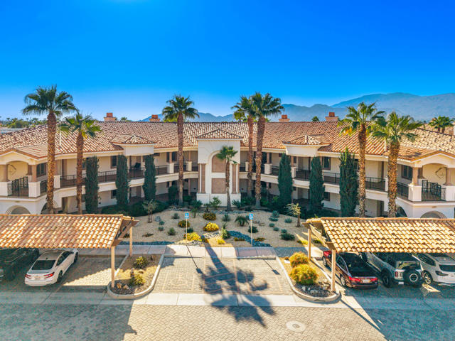 2701 Via Calderia, Palm Desert CA: https://media.crmls.org/mediaz/ccb2756c-98ae-45d5-a43f-1cb75c5d499c.jpg