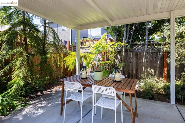824 Arlington Avenue, Oakland CA: https://media.crmls.org/mediaz/ccb3459d-59c6-490e-af24-78715c961e05.jpg