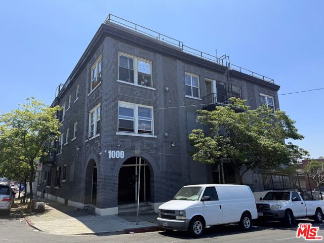 1000 S Grand View Street, Los Angeles CA: https://media.crmls.org/mediaz/ccb3b904-5ad1-4a8f-bc64-4fe3016e6ae3.jpg