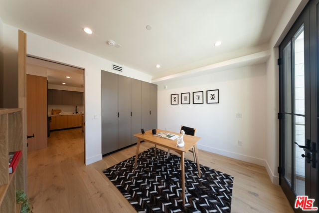 10352 Riverside Drive, Toluca Lake CA: https://media.crmls.org/mediaz/ccb43a02-70a0-4396-a75a-356b51619941.jpg