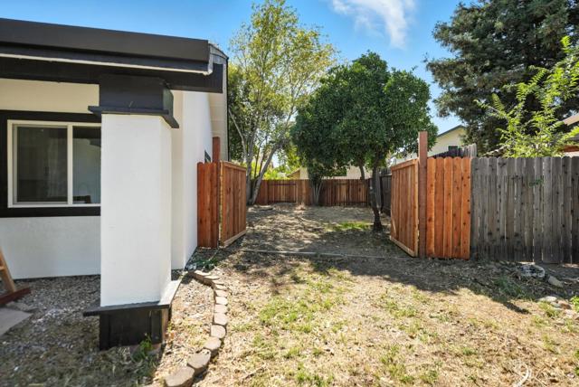 1190 Rio Norte Way, Sacramento CA: https://media.crmls.org/mediaz/ccb54572-6b99-46a8-9dc7-8e2eed48c63f.jpg