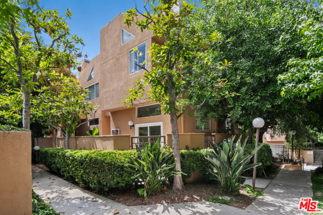 18730 Hatteras Street, Tarzana CA: https://media.crmls.org/mediaz/ccb68f11-8e07-49ec-b664-304f5ba91892.jpg