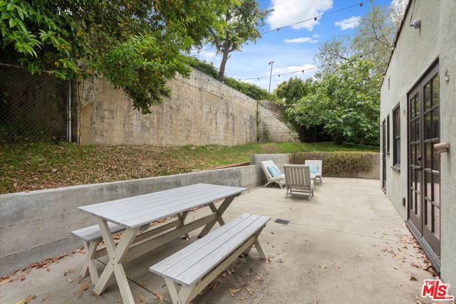 816 Hyperion Avenue, Los Angeles CA: https://media.crmls.org/mediaz/ccb6c00e-7d9c-48b6-86b3-2b592dc767a0.jpg