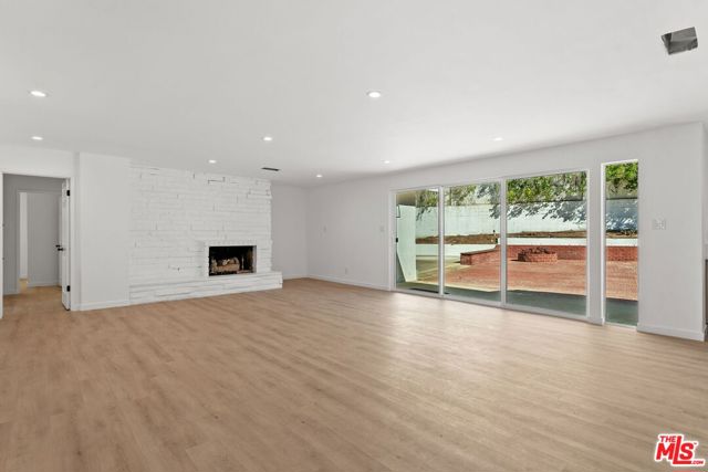 4800 Topeka Drive, Tarzana CA: https://media.crmls.org/mediaz/ccb7a1f1-fd5f-42c2-a38e-4e43f28ae097.jpg