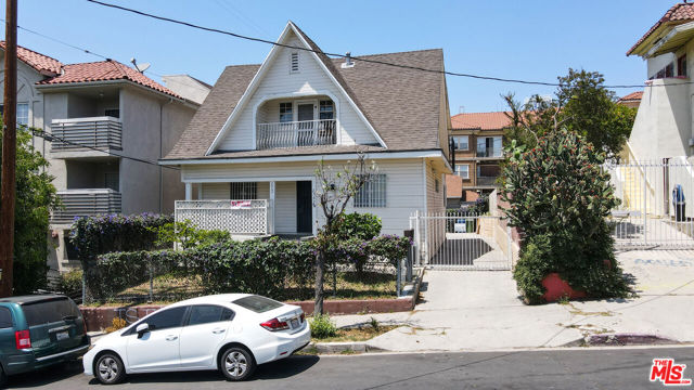 2963 San Marino Street, Los Angeles CA: https://media.crmls.org/mediaz/ccb8c2a6-0c93-420f-9c58-51065354f113.jpg