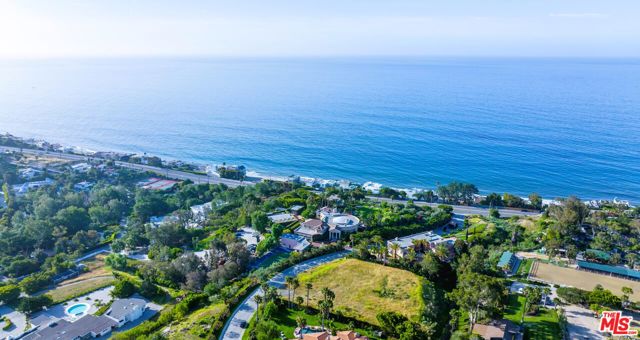 6435 Meadows Court, Malibu CA: https://media.crmls.org/mediaz/ccbaf3f8-936d-424d-894a-212be3eeae8b.jpg