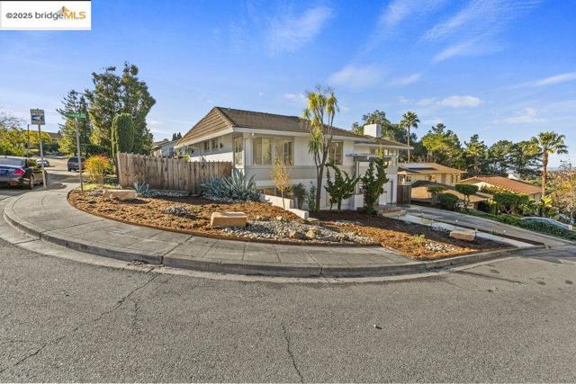 3459 Pinewood Dr, Hayward CA: https://media.crmls.org/mediaz/ccbb1c14-94a3-4280-a1a7-13bfaf741d2b.jpg