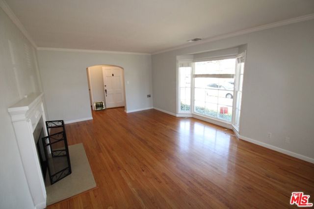 11410 Aqua Vista Street, Studio City CA: https://media.crmls.org/mediaz/ccbd189a-9357-4b3d-9481-b5c7e977bba7.jpg