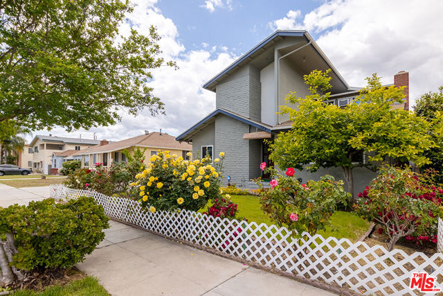 329 Thompson Avenue, Glendale CA: https://media.crmls.org/mediaz/ccbd688b-8fc3-46a2-b13b-798c03a3aa91.jpg