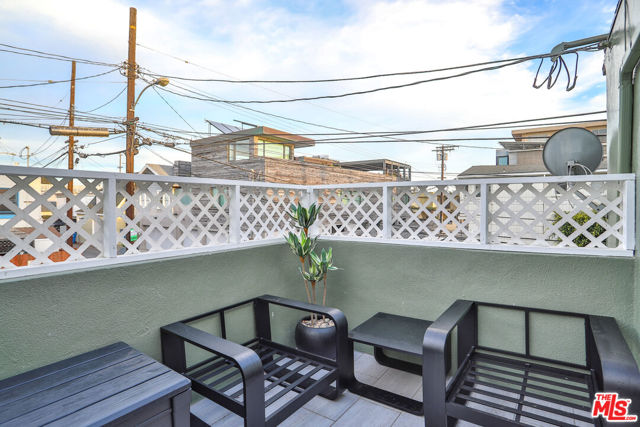 2207 Ocean Front Walk, Venice CA: https://media.crmls.org/mediaz/ccbd876e-1067-4ce0-bdb9-bdca18ef8082.jpg