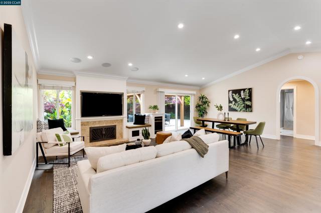 5588 Gonzalez Ct, Concord CA: https://media.crmls.org/mediaz/ccbe1da9-505f-4ebc-a791-f4866944b2e1.jpg
