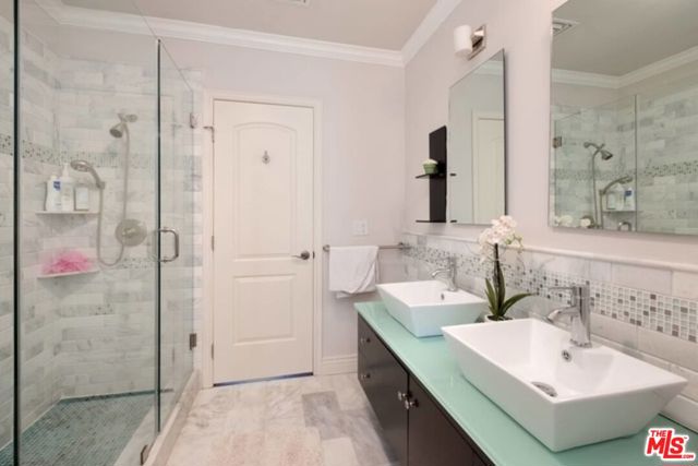 416 S Van Ness Avenue, Los Angeles CA: https://media.crmls.org/mediaz/ccbf0345-b84d-4397-9040-9ac910dc81cb.jpg