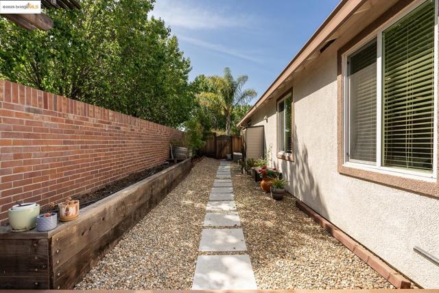 719 Monte Verde Ln, Brentwood CA: https://media.crmls.org/mediaz/ccbfe69c-64b1-40f5-bcf4-e4b8c202a291.jpg