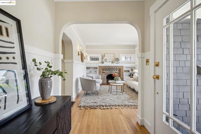 320 Forest St, Oakland CA: https://media.crmls.org/mediaz/ccc084c0-d25c-4060-a619-c3f430bae87e.jpg