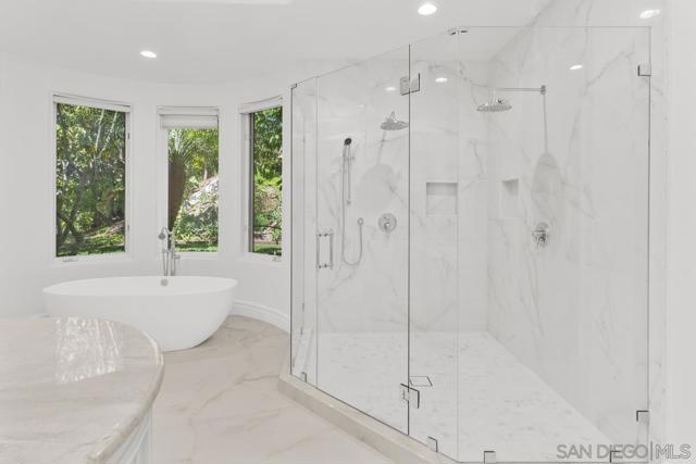 6906 Royal Birkdale Pl, Rancho Santa Fe CA: https://media.crmls.org/mediaz/ccc0e44b-4692-4ffe-8803-1f148dd869d9.jpg