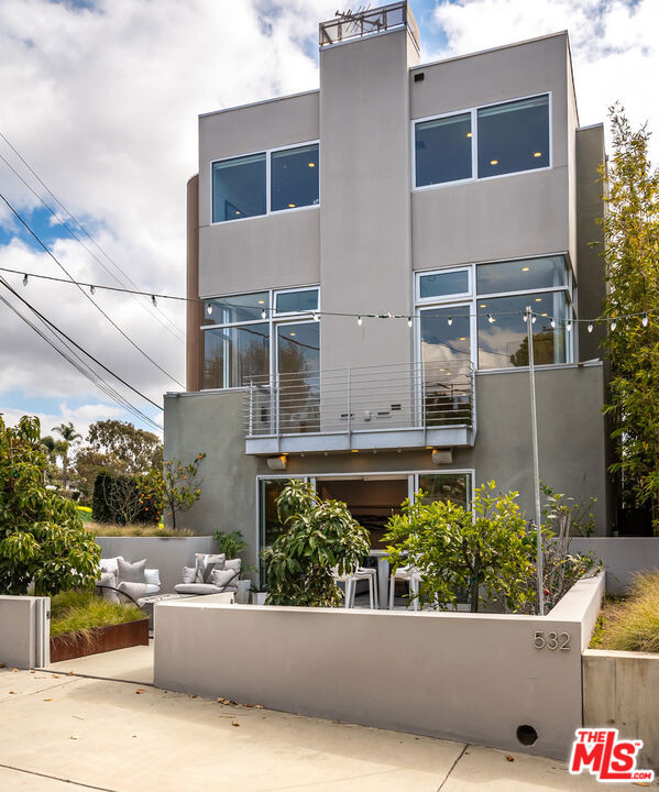 532 6th Street, Manhattan Beach CA: https://media.crmls.org/mediaz/ccc11b76-cf6a-42c5-bb3f-13558f3a1877.jpg