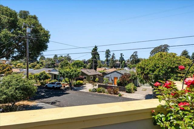 522 Oak Drive, Capitola CA: https://media.crmls.org/mediaz/ccc25cd6-dff3-43bf-b438-19195e10e7b7.jpg