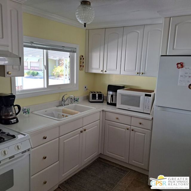 18555 Roberts Road, Desert Hot Springs CA: https://media.crmls.org/mediaz/ccc2e419-a5da-47db-a9e7-47c4b3e9b62a.jpg