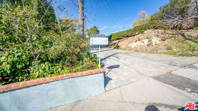 9631 CRYSTAL VIEW Drive, Tujunga CA: https://media.crmls.org/mediaz/ccc33a9a-ed77-4169-aea7-684e8d034027.jpg