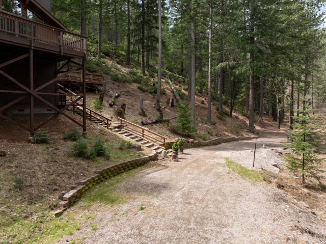 2120 Pack Trail, Mount Shasta CA: https://media.crmls.org/mediaz/ccc34cb4-93a8-4e39-8859-eefc124ad7be.jpg