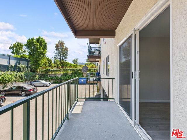 5460 White Oak Avenue, Encino CA: https://media.crmls.org/mediaz/ccc38e8b-54ca-4973-95ab-473b9995f20c.jpg