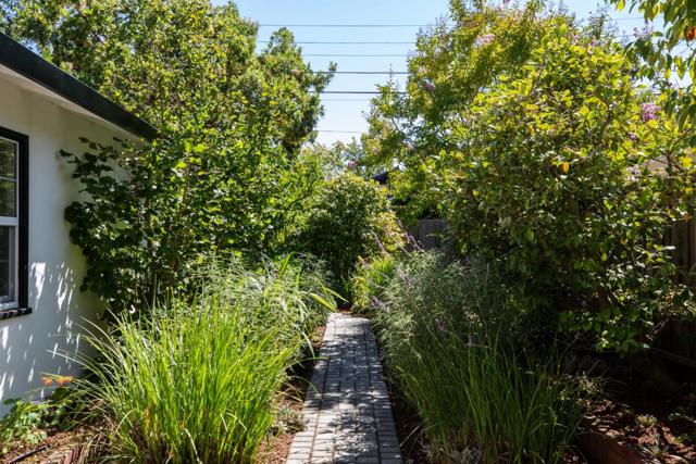 1494 Kings Lane, Palo Alto CA: https://media.crmls.org/mediaz/ccc4a73c-199e-4584-8801-f86301852447.jpg