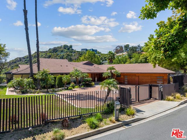 405 Evelyn Place, Beverly Hills CA: https://media.crmls.org/mediaz/ccc4f53a-4259-47f6-8c26-39cc30bc3459.jpg