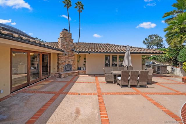 9351 La Jolla Farms Rd, San Diego CA: https://media.crmls.org/mediaz/ccc52842-e46c-4b29-8d33-04dd054c5f30.jpg