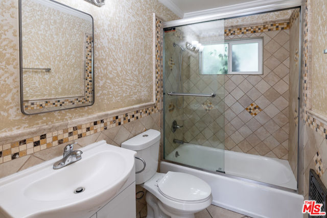 7209 Willoughby Avenue, Los Angeles CA: https://media.crmls.org/mediaz/ccc538ec-f82a-4c4a-bdc5-f91313cde43f.jpg