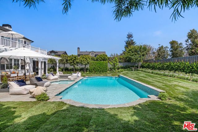 28870 Hampton Place, Malibu CA: https://media.crmls.org/mediaz/ccc673ad-b310-4f2a-84a9-214dac160205.jpg