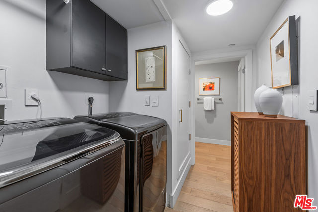 13600 Marina Pointe Drive, Marina del Rey CA: https://media.crmls.org/mediaz/ccc73317-0e90-4101-ae6c-56543a9016ea.jpg