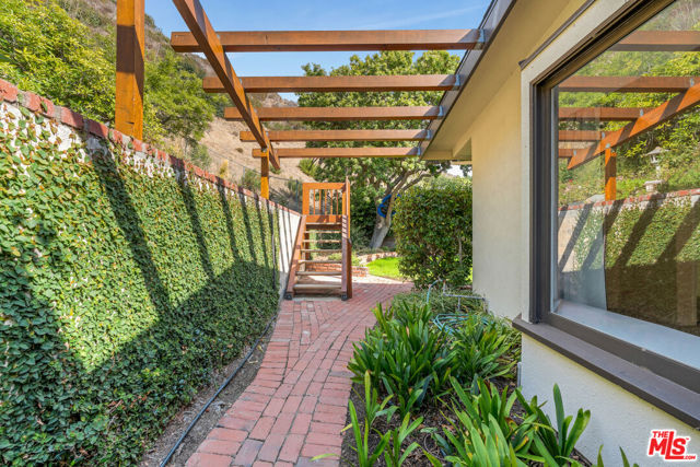 5942 Paseo Canyon Drive, Malibu CA: https://media.crmls.org/mediaz/ccc7a14b-e17e-481d-8c14-db45cffe16b1.jpg