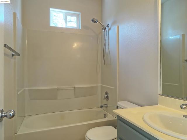 1150 Summer Ln, Richmond CA: https://media.crmls.org/mediaz/ccc8230a-65e0-452e-9006-1018a794b36a.jpg