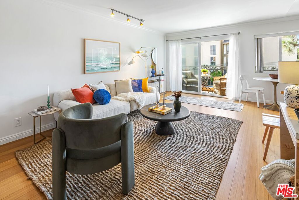 1154 S Barrington Avenue #201