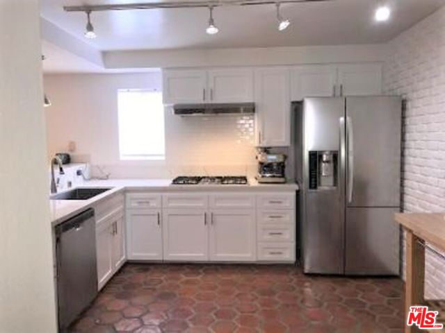 13065 Mindanao Way, Marina del Rey CA: https://media.crmls.org/mediaz/ccc8de33-25cf-46ed-a612-dca9e174ea90.jpg