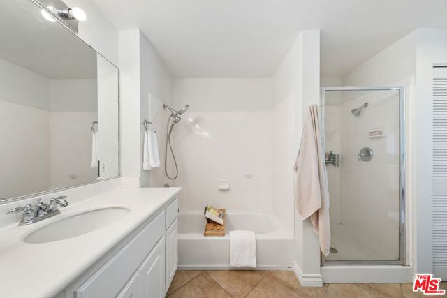 13200 Pacific Promenade, Playa Vista CA: https://media.crmls.org/mediaz/ccc8e024-21bd-40e7-9512-91e4dad87abd.jpg