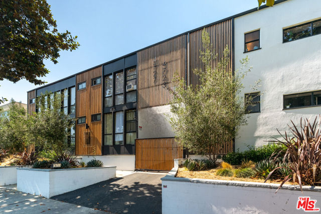 4723 Beverly Boulevard, Los Angeles CA: https://media.crmls.org/mediaz/ccc8ec5a-e1ca-48ef-a89f-e973a37ddfb1.jpg