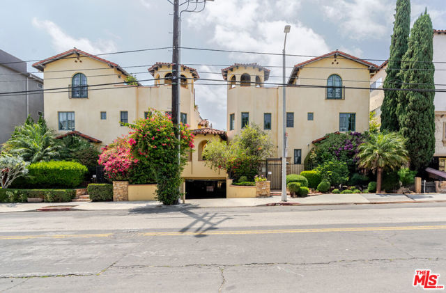 1331 N Sycamore Avenue, Los Angeles CA: https://media.crmls.org/mediaz/ccca658e-c2de-4c4a-be8d-f11978800a91.jpg