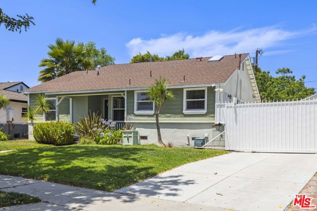 8136 Genesta Avenue, Lake Balboa CA: https://media.crmls.org/mediaz/cccaa03e-7775-449a-99ae-787823c4e9d7.jpg