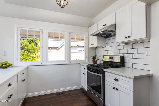 1807 New York Drive, Altadena CA: https://media.crmls.org/mediaz/cccaf0e8-d3d5-43d7-b146-1925d71e0080.jpg