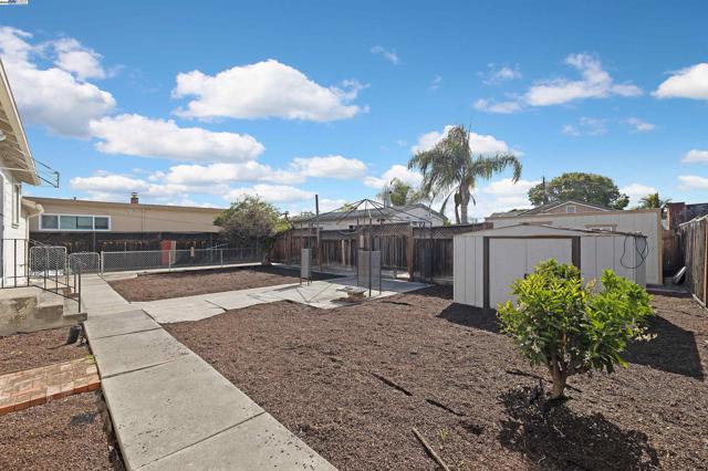 1250 147th Ave, San Leandro CA: https://media.crmls.org/mediaz/cccc45c9-82de-4373-8d82-158c15798bd0.jpg