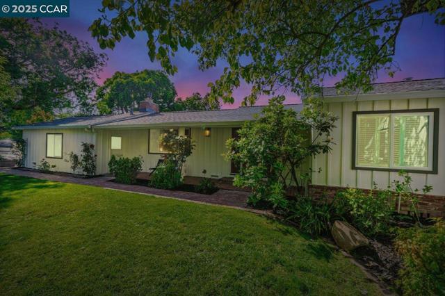 3338 Carlyle Ter, Lafayette CA: https://media.crmls.org/mediaz/ccccbfd2-7f32-4bb7-996a-9f1be61cfc7d.jpg
